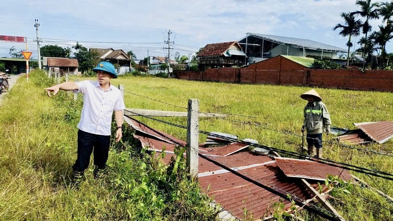 CÁC LỰC LƯỢNG ĐỒNG LOẠT RA QUÂN KHẮC PHỤC HẬU QUẢ BÃO SỐ 13,  DƯỚI SỰ CHỈ ĐẠO TRỰC TIẾP CỦA BÍ THƯ ĐẢNG ỦY VÀ CHỦ TỊCH UBND XÃ HÒA SƠN