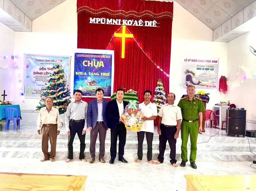 LÃNH ĐẠO ĐẢNG ỦY, HĐND, UBND, UBMTTQVN XÃ HÒA SƠN THĂM, CHÚC MỪNG GIÁNG SINH 2025